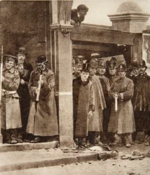 Een incident dat destijds munitie gaf aan zijn vijanden: de aanwezigheid van de heer Churchill als minister van Binnenlandse Zaken bij het beleg van Sidney Street, op 3 januari 1911 (fotogravure)